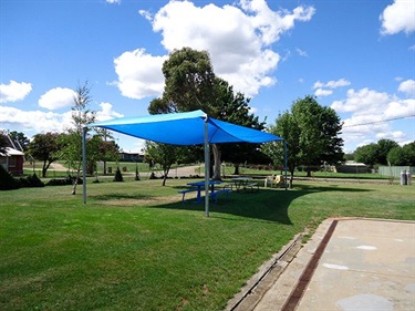 Adaminaby pool - shade and picnic tables